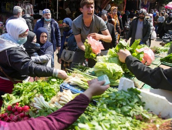 لبنان المنهك ماليا يحاول إنقاذ فقرائه ببطاقة تموينية