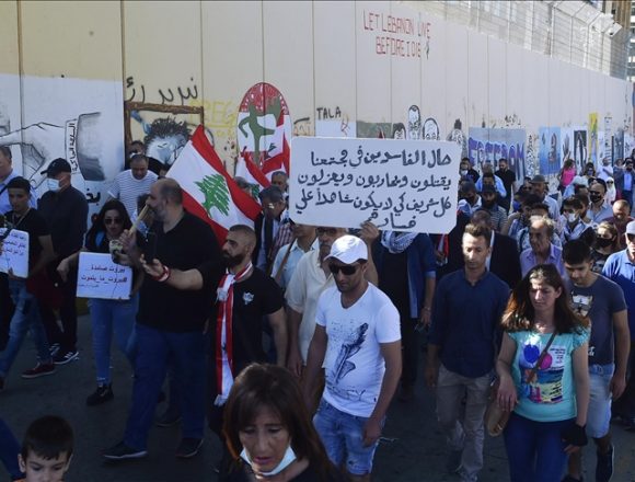 لبنان المرهق ماليا يسعف فقراءه ببطاقة تمويلية 