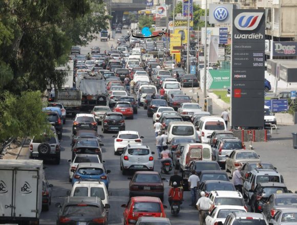 “تسوية بعبدا” عَقّدت أزمة المحروقات… الطوابير لن تنتهي و”تدهور إضافي بسعر الصرف”