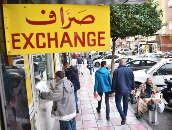 “إختبار ضغط” يقيس ردَّ فعل السوق على إشاعة وقف العمل بمنصة “SAYRAFA”الدولار يستأنف صعوده بعدما “ارتاح” على عتبة “التعويم الموجّه”