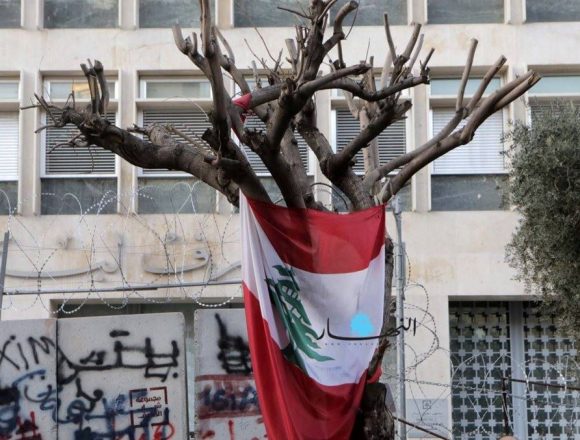 المصارف تُقفل عشرات الفروع وتسرّح آلاف الموظفين للتكيّف مع تبعات الانهيار