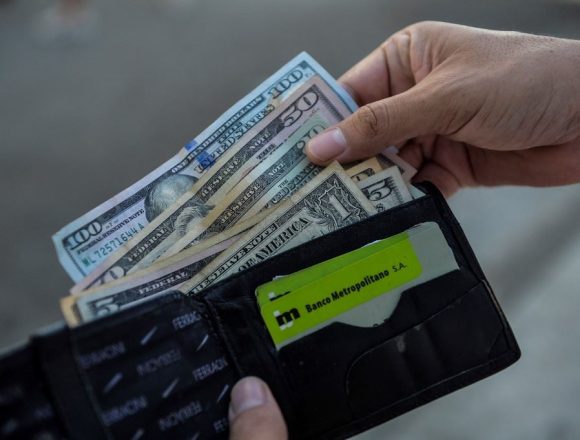 هل يتخلّى لبنان عن الليرة ويتبنّى الدولار الأميركي كعملة رسمية؟
