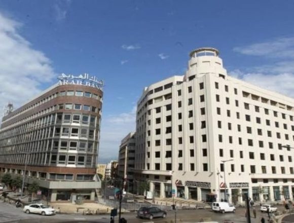 هل يدفع اللبنانيون ثمن الكباش بين القضاء والمصارف؟