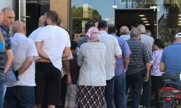 نقابة موظفي مصرف لبنان تعلن الإضراب التحذيري ثلاثة أيام ومخاوف على سعر الصرف  فنون الحاكم في السير إلى مآربه فوق “دم” المواطن والإقتصاد