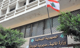Untitled السلطة تزيد للعمال بـ”يدٍ” وتأخذ نصف راتب سنوياً باليد الأخرى