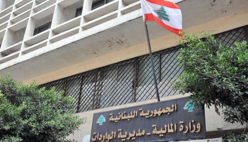 السلطة تزيد للعمال بـ”يدٍ” وتأخذ نصف راتب سنوياً باليد الأخرى