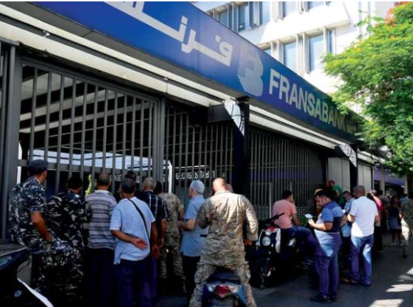 34 طوابير اللبنانيين أمام المصارف ترافقها إجراءات مذلّة لسحب أموالهم نتيجة تعاميم متناقضة من «المركزي» وأسعار صرف متفاوتة