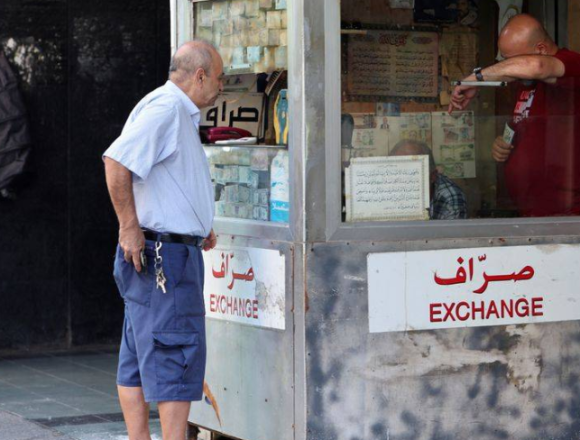 تفاهم مع مضاربين… أغلبهم من جهة سياسية واحدة  قرار سياسي باستقرار الدولار دعماً لمنصوري… إلى حين